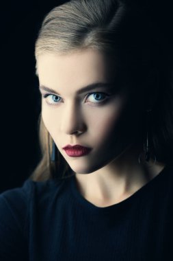 portre siyah üzerinde