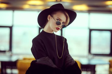 Kendine güvenen sarışın Bayan