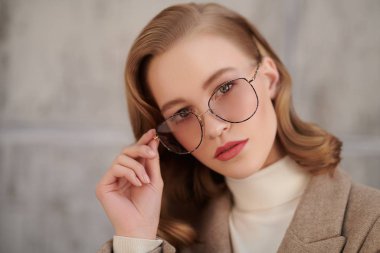 zeki genç bir kadın