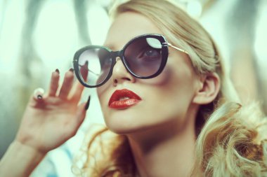 Güneşli bir günde güneş gözlüğü