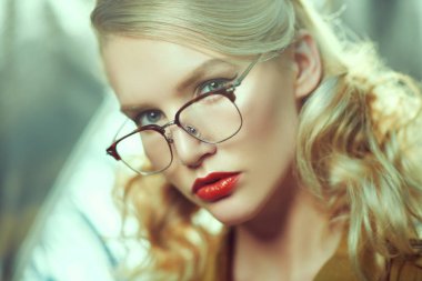 Genç bayanlar için mükemmel optikler.