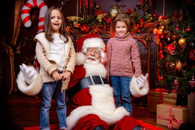 İki kız ve Noel Baba.