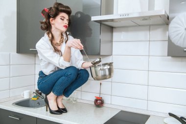 Mutfakta yemek yapmak.