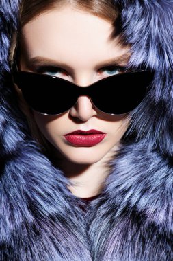 kürk ve güneş gözlüğü