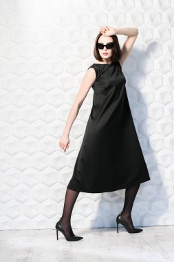 Güneş gözlüklü siyah elbise