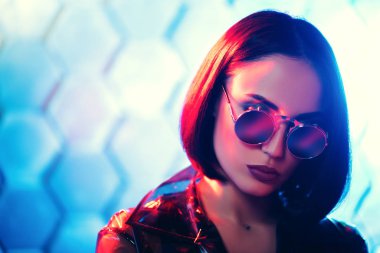 Modaya uygun gözlüklü esmer.