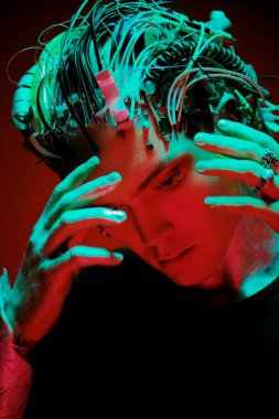 kafaya yerleştirilmiş.