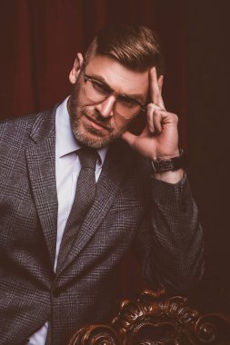 Resmi kostümlü bir adam.