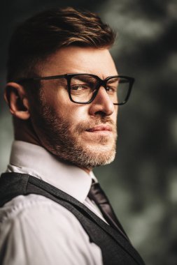 acımasız olgun adam