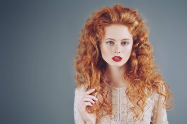 uzun kıvırcık saçlar