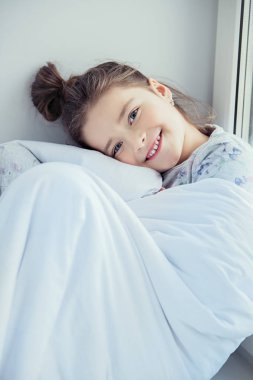 Battaniyeye sarılı kız