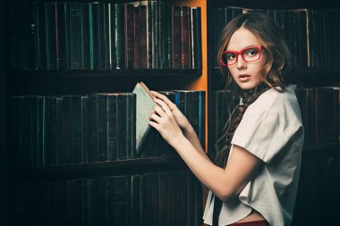 Liseli kız kitabı bulmuş.