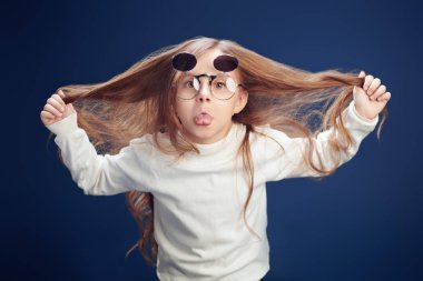 dilsiz yaramaz kız.