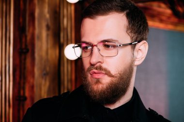 şık adam gözlüklü