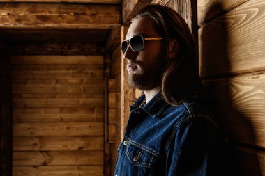 Gerçek erkekler için güneş gözlüğü.