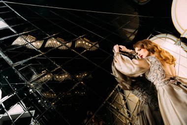 Bej elbiseli güzel bayan.