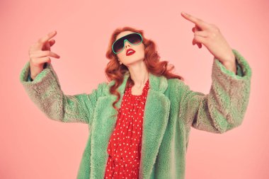 Havalı, çekici kadın.