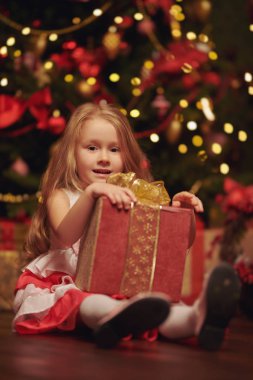 küçük kızla mutlu: hediye kutusu 