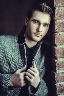 Gri ceketli yakışıklı adam.