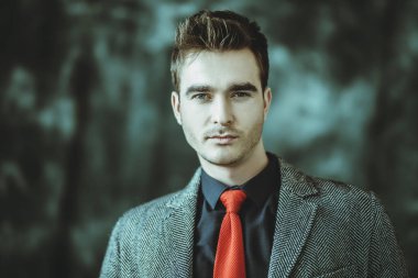 Sakallı şık bir adam.