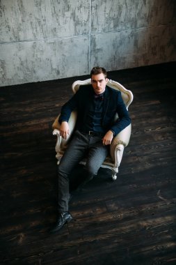 Takım elbiseli ve papyonlu adam.