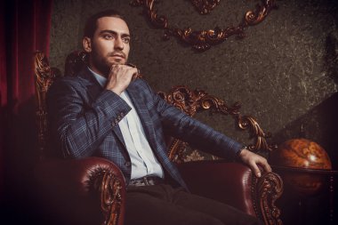 kendinden emin yakışıklı adam