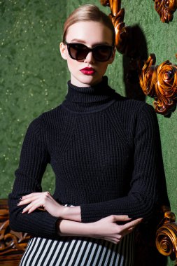 Kendine güvenen şık kadın