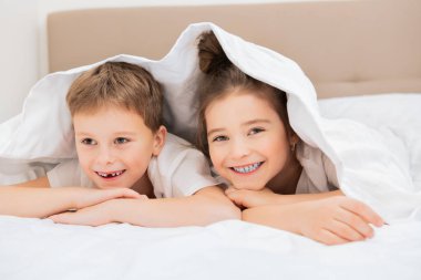 mutlu gülümseyen çocuklar