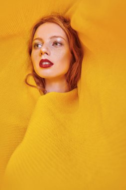 Sarı örgü kumaş.