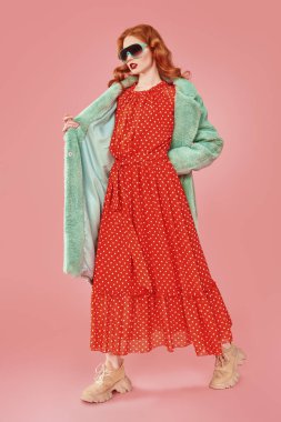 göz kamaştırıcı Kızıl saçlı genç bir kadın