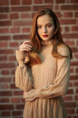 Bej elbiseli bir model.