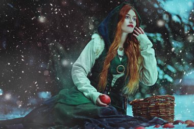 Kırmızı elmalı çekici bayan.