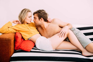 Çift kanepede aşık