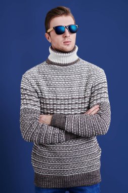 Güneş gözlüklü genç adam.