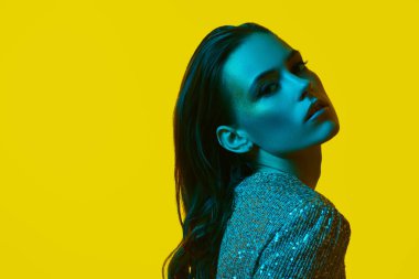 Pullu muhteşem kız.