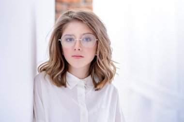 yuvarlak gözlük çerçevesi