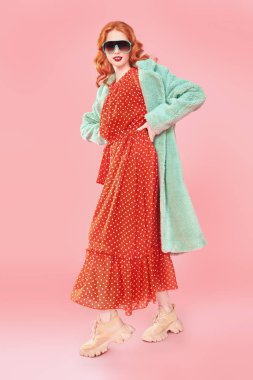 Çekici kızıl kız.