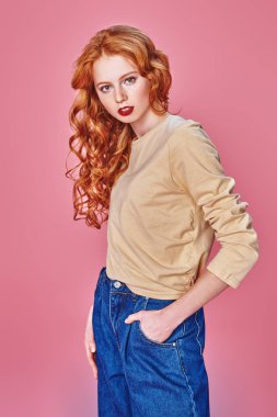 Kıvırcık saçlı bir model.