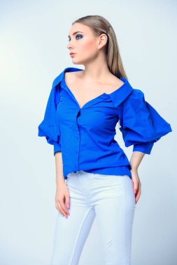 Giysiler içinde mavi beyaz