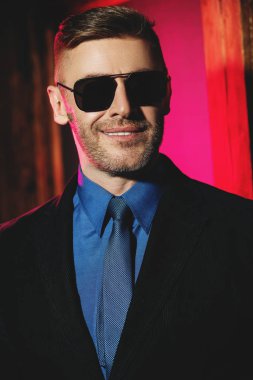 Güneş gözlüklü, gülümseyen patron