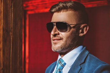 moda erkek gülümseyen