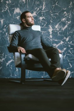 koltukta oturan adam