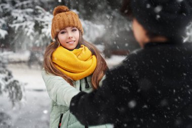 gülümseyen mutlu çift