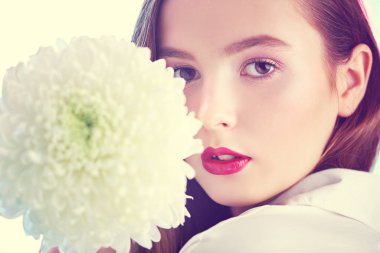 Beyaz kasımpatı ve genç bayan