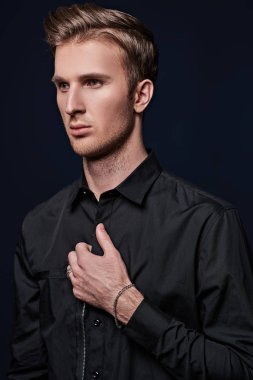 Yakışıklı adamlar.