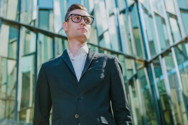 Yakışıklı erkek gözlükleri.