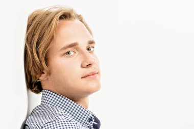 Yakışıklı genç sarışın.