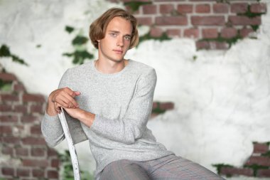 Sandalyede oturan adam