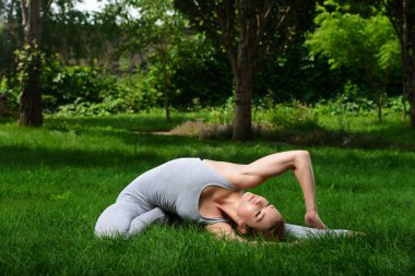 İnce bir figür için geriliyor