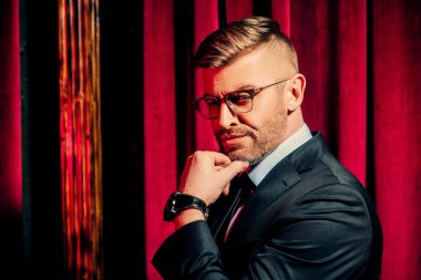 Erkekler için klasik stili